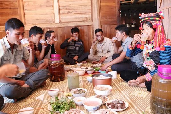 Những cách phòng tránh ngộ độc rượu trong dịp Tết