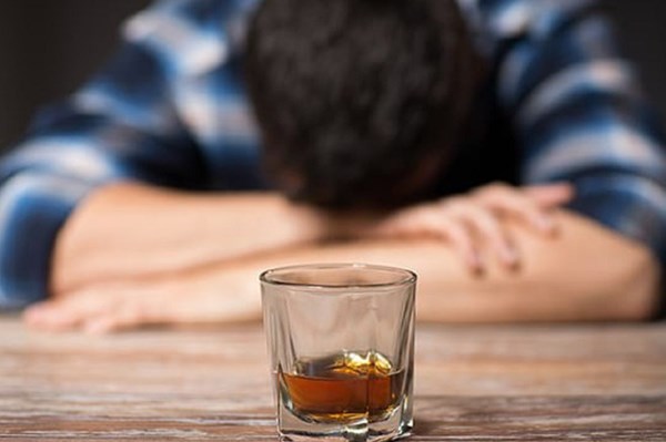 Cách xử lý khi bị ngộ độc rượu trong dịp Tết