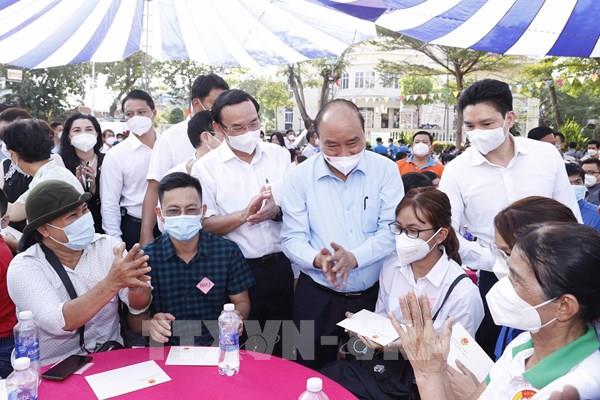 Chủ tịch nước trao quà Tết cho công nhân, người lao động tại Thành phố Hồ Chí Minh