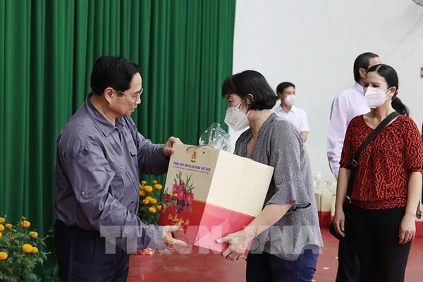 Thủ tướng chúc Tết công nhân có hoàn cảnh khó khăn Khu công nghiệp Hoà Phú (Vĩnh Long)