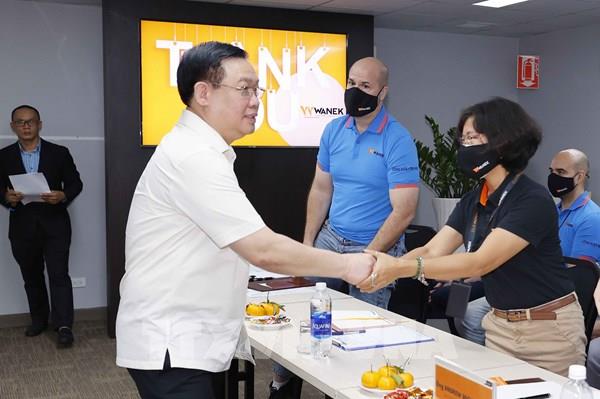 Chủ tịch Quốc hội thăm, tặng quà công nhân lao động Công ty Wanek Bình Dương