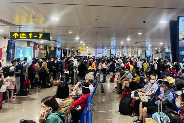 Sân bay Tân Sơn Nhất đông khách, phòng chống dịch thế nào?