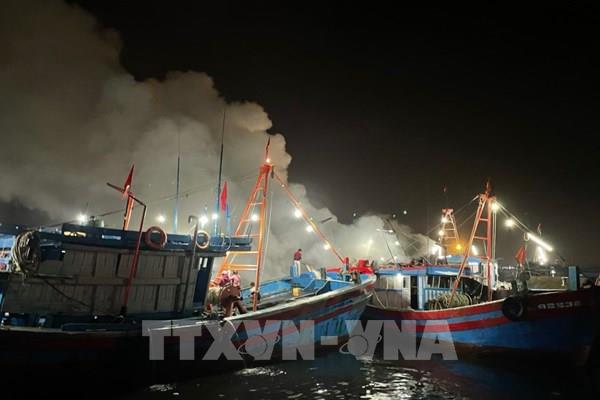 Tàu cá của ngư dân Thanh Hóa bốc cháy dữ dội trong đêm