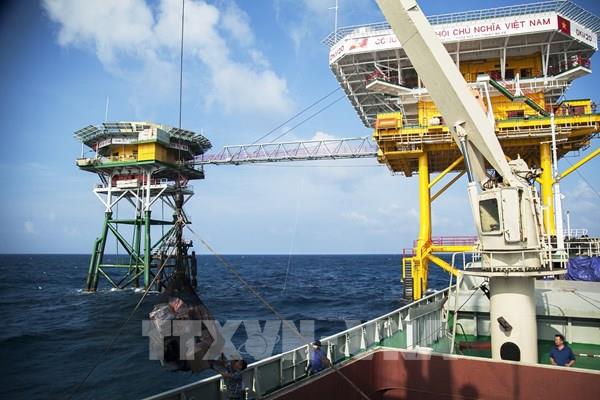 Chuyển quà Tết lên nhà giàn DK1