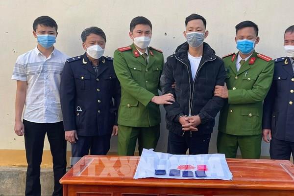 Bắt đối tượng vận chuyển trái phép 1.000 viên hồng phiến