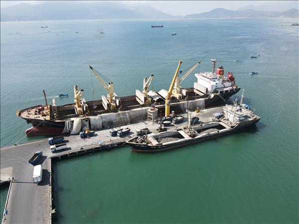 Giữ đà tăng trưởng trong "cuộc chiến" chống COVID