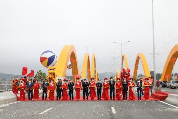 Thủ tướng Phạm Minh Chính dự khánh thành cầu Tình Yêu và đường Bao Biển tại Quảng Ninh