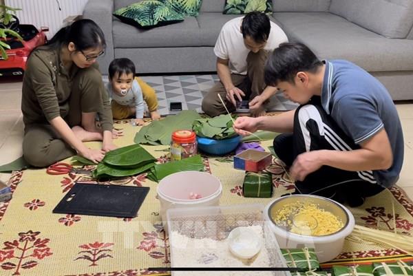 Thấm tình quê hương những món ăn Tết của người Việt ở Vitré (Pháp)