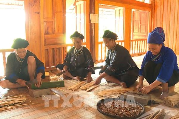 Đồng bào Nùng U giữ nghề làm hương truyền thống