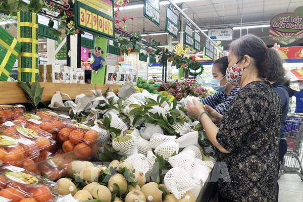 Hàng bán lẻ giảm giá sâu, người dân tấp nập sắm Tết