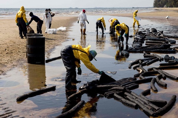 Thái Lan: Một bãi biển trở thành khu vực thảm họa do sự cố tràn dầu