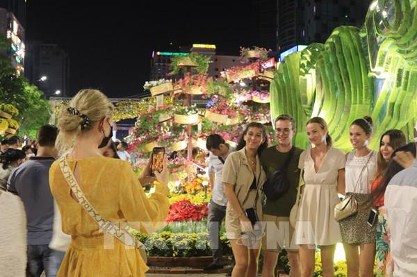 Đường hoa Nguyễn Huệ Tết Nhâm Dần 2022 mở cửa thêm 2 ngày