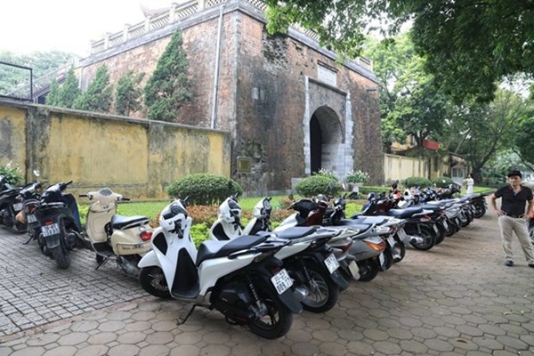 Giá dịch vụ trông giữ xe tự phát tại các khu vực du lịch tâm linh vẫn tăng cao