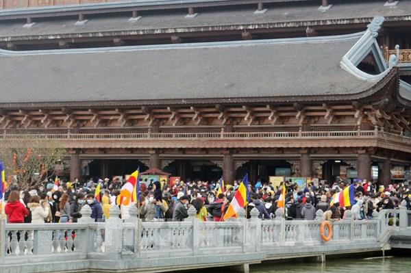 Hà Nam: Đông nghịt du khách đổ về chùa Tam Chúc