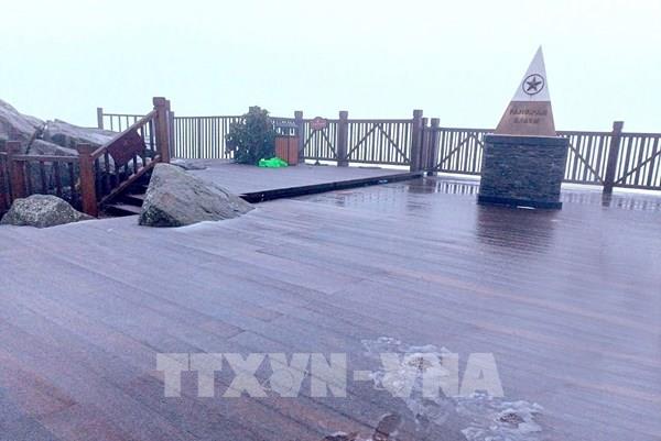 Nhiệt độ giảm sâu, băng giá, sương muối phủ trắng đỉnh Fansipan