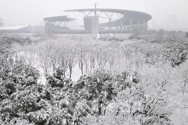 Trung Quốc hủy hàng trăm chuyến bay do tuyết rơi dày