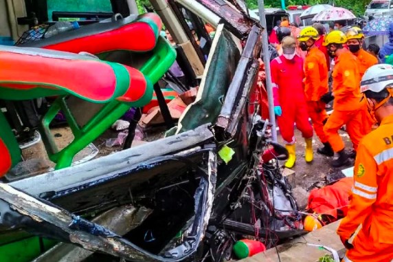 Indonesia: Lật xe buýt khiến 13 người thiệt mạng