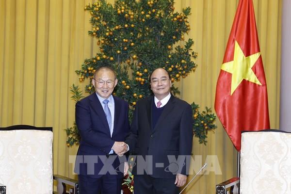 Chủ tịch nước Nguyễn Xuân Phúc tiếp Huấn luyện viên Park Hang Seo