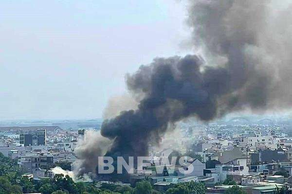 Cháy lớn thiêu rụi gần 370m2 xưởng gỗ ở TP.HCM