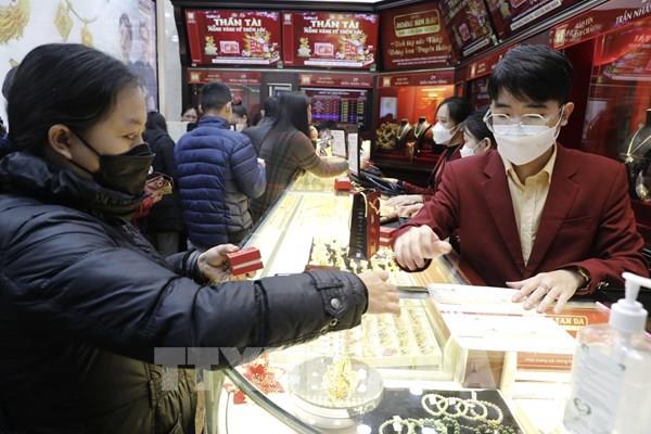 Người dân Hà Nội đội mưa rét mua vàng ngày vía Thần tài