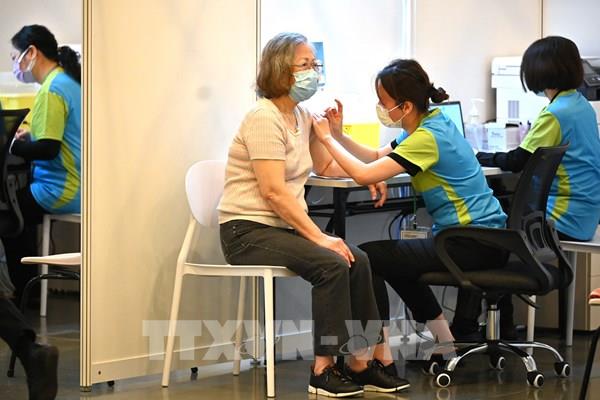 Hong Kong (Trung Quốc) đẩy mạnh tiêm phòng COVID-19 cho người lớn tuổi