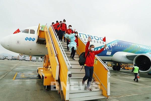 Chuyến bay đặc biệt đón những “cô gái vàng” của Đội tuyển bóng đá nữ Việt Nam về nước