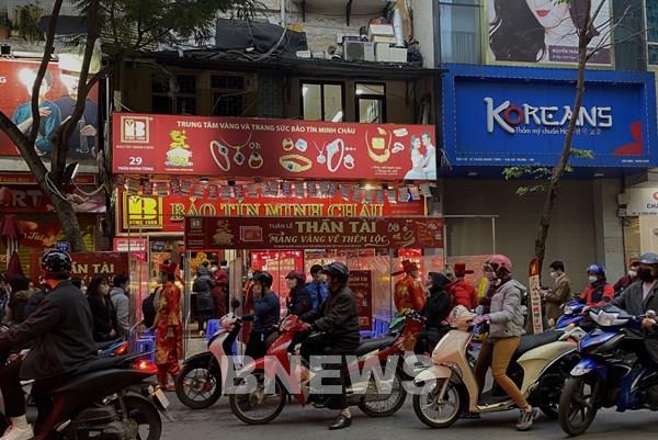 Dòng người vẫn nườm nượp trên "phố vàng" cuối ngày vía Thần tài