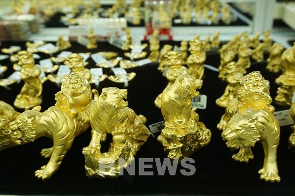 Giá vàng sáng 26/9 giảm cùng thế giới