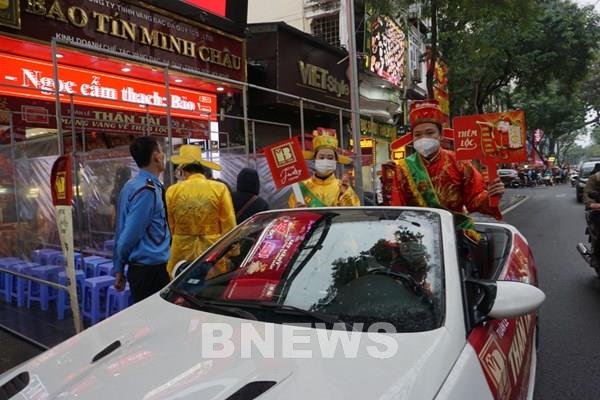 Người dân xếp hàng mang vàng về nhà cầu may