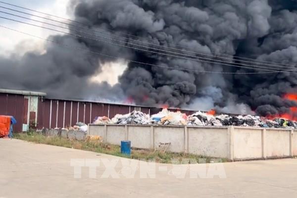 Cháy lớn ở kho chứa vải vụn