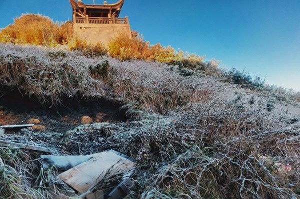 Sương muối phủ trắng đỉnh Fansipan tại Sa Pa, Lào Cai