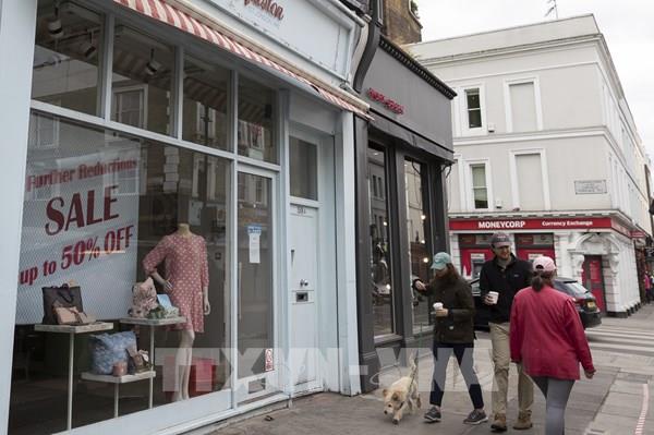 Giá cả tăng nhanh làm thu nhập thực tế của người lao động Anh giảm