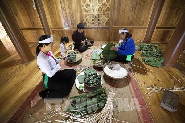 Gói bánh ống, bánh chưng - nét đẹp văn hoá của người Mường ở Hoà Bình