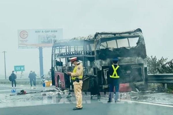 Ô tô khách tự bốc cháy trên cao tốc Pháp Vân- Cầu Giẽ