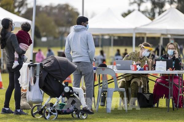 Hai bang lớn nhất Australia nới lỏng thêm các hạn chế phòng dịch COVID-19