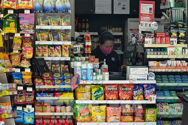 Lĩnh vực bán lẻ của Singapore đứt chuỗi 5 tháng tăng trưởng liên tục