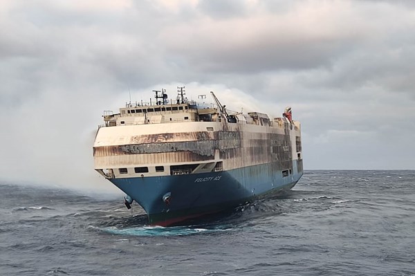 Tàu vận tải của Nhật Bản bốc cháy trên Đại Tây Dương