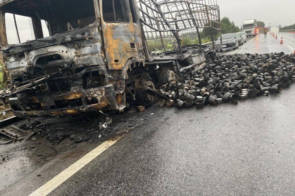 Ô tô tải cháy rụi trên cao tốc Nội Bài - Lào Cai