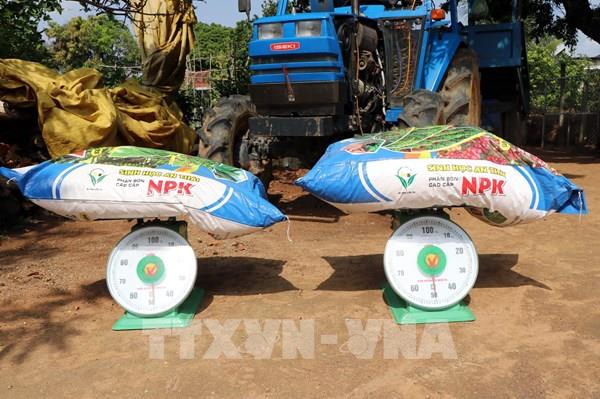 Công nhân ở Kon Tum nhận hàng nghìn bao phân NPK cao cấp đều thiếu trọng lượng