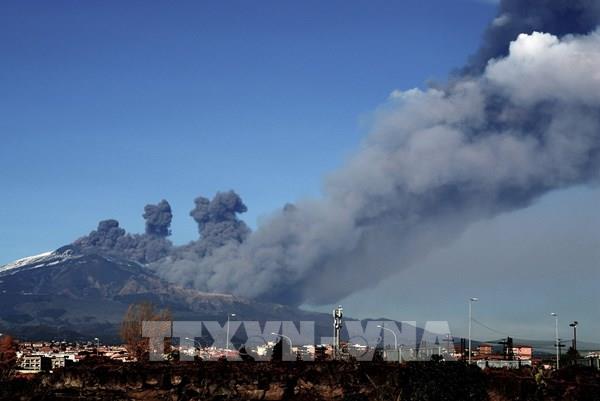 Italy: Núi lửa Etna phun trào khiến sân bay phải đóng cửa