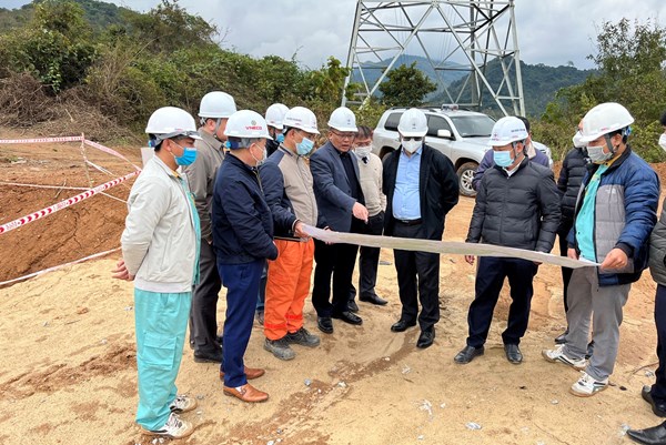 Thúc tiến độ thi công 2 dự án truyền tải nhập khẩu điện từ Lào 