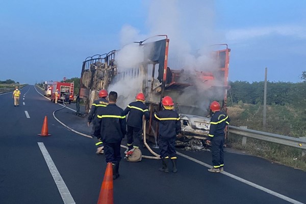 Cháy xe đầu kéo trên cao tốc Tp Hồ Chí Minh - Long Thành - Dầu Giây