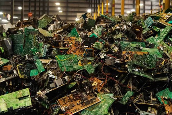 Quản lý rác thải điện tử: Nước sắp đến chân