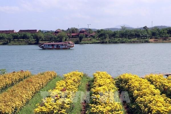 Thuyền du lịch trên sông Hương cần “thay áo mới”: * Bài 1: Nhiều thuyền chở khách đồng loạt  "nghỉ hưu"