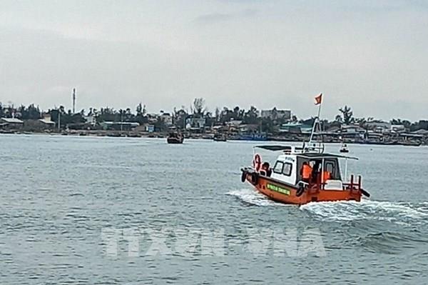 Quảng Nam: Đã trục vớt, đưa vào bờ ca nô bị nạn trên biển Cửa Đại