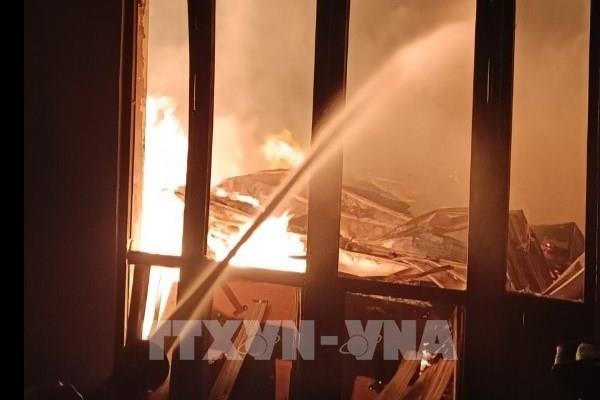 Cháy xưởng gỗ trong Khu công nghiệp Nam Tân Uyên