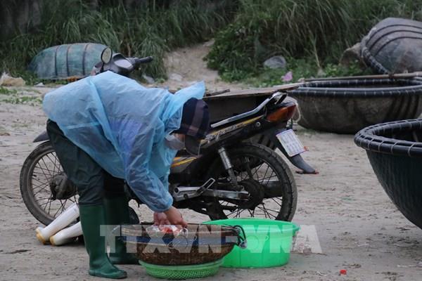 Phát hiện tiểu thương hòa chất lỏng đỏ không rõ nguồn gốc vào ruốc