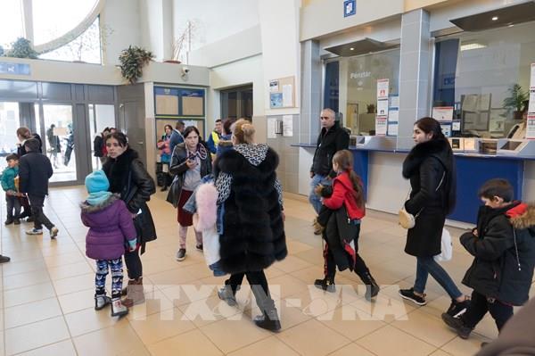 Thông tin và đầu mối liên hệ cho bà con người Việt từ Ukraine sơ tán sang một số nước lân cận