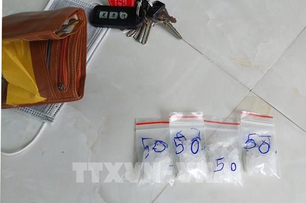 Tạm giữ hai đối tượng tàng trữ 200 liều ma túy