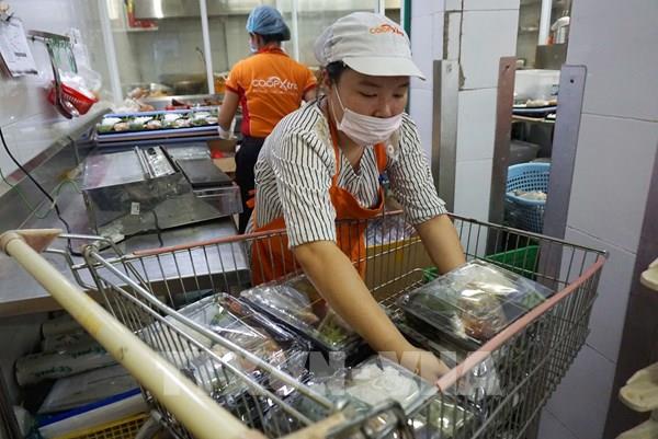 Đề nghị siết chặt kiểm soát bếp ăn công nghiệp cung cấp suất ăn cho trường học